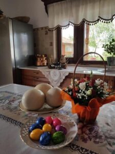 Decorative eggs and flowers on the kitchen table.