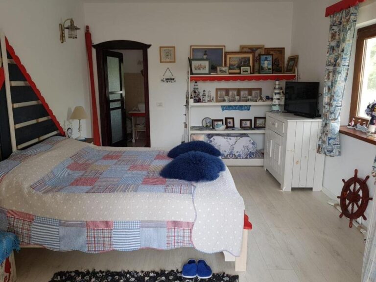 Bedroom with maritime décor and king-size bed